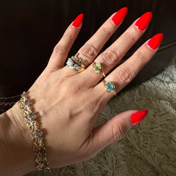 10 kt Elegant Gold and Green Gemstone Ring with diamond accents - Picture 11 of 13